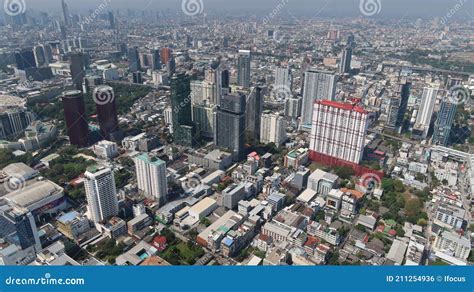  “Ordering Chaos: Understanding the Complexities of Thai Urbanization” -  A Dive into Modern Bangkok Through the Lens of Socio-Economic Transformation